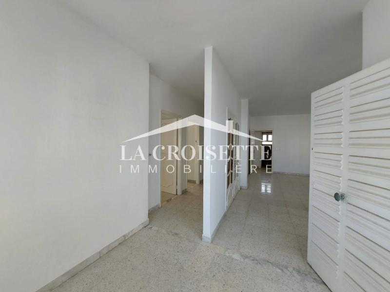 Etage de villa S+3 à La Marsa